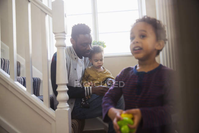 Afrikanisch-amerikanischer Vater mit zwei Kindern im Treppenhaus — Stockfoto