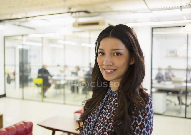 Портрет уверенной молодой бизнесвумен в офисе — стоковое фото