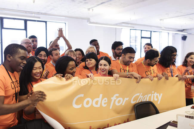 Hacker mit Banner-Codierung für den guten Zweck beim Hackathon — Stockfoto