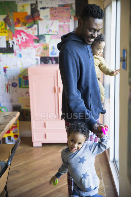 Vista lateral do pai afro-americano com crianças em casa — Fotografia de Stock