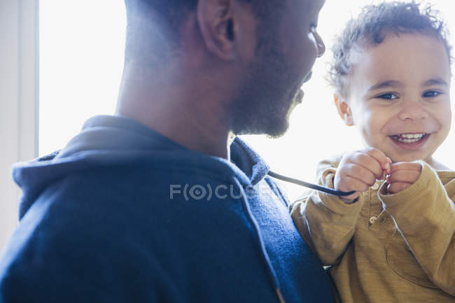 Afro-americano padre con pequeño hijo - foto de stock
