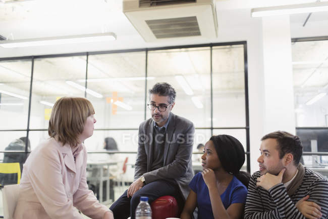 Kreative Geschäftsleute sprechen in Büro-Besprechung — Stockfoto