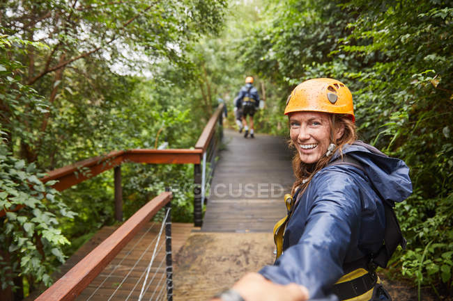 Retrato sorridente mulher zip forro na floresta — Fotografia de Stock