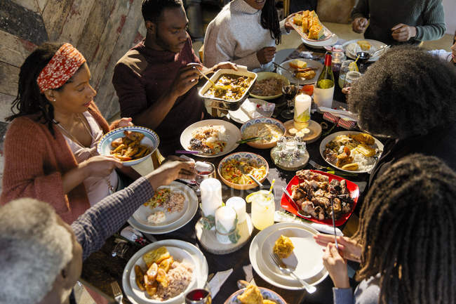 Família desfrutando do jantar de Natal caribenho — Fotografia de Stock