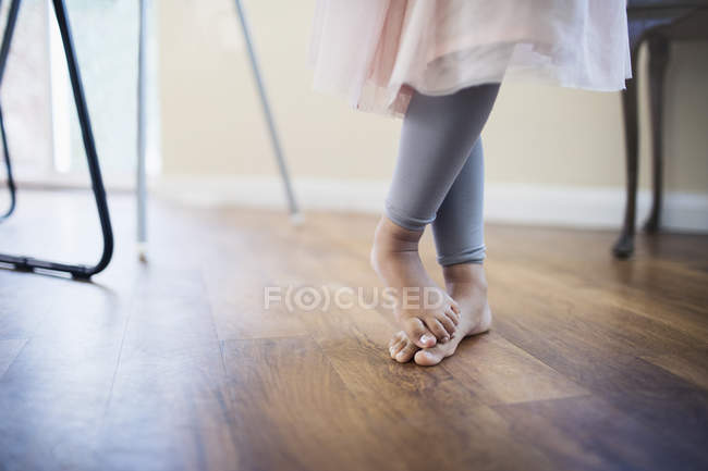 Abgeschnittenes Bild von kleinen afrikanisch-amerikanischen Mädchen Beine — Stockfoto