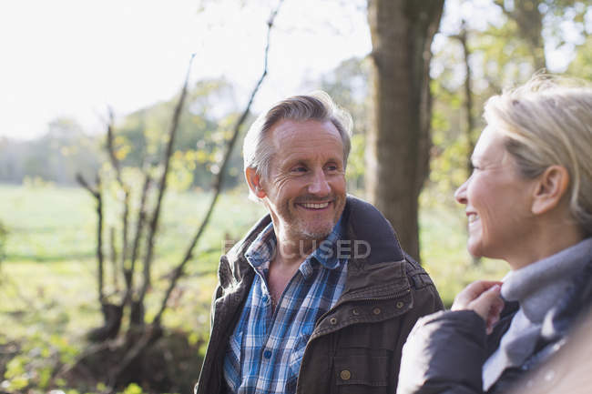 Matura coppia caucasica passeggiando insieme nel parco autunnale — Foto stock