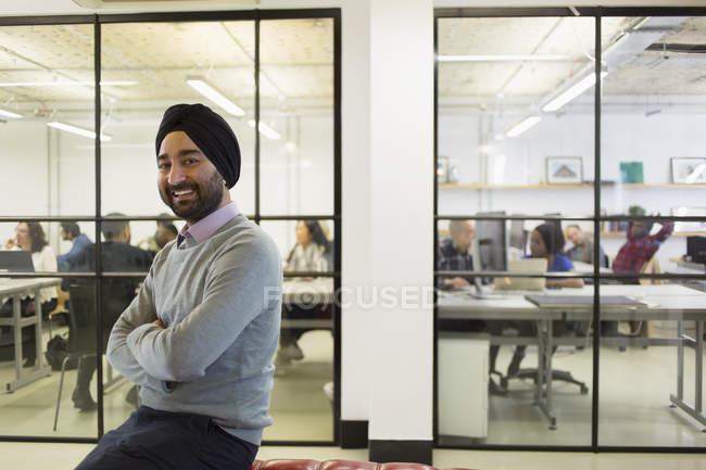 Retrato confiante empresário em turbante no escritório — Fotografia de Stock