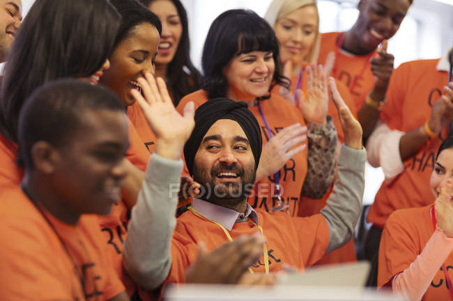 Joyeux hackers applaudir et célébrer, codage pour la charité au hackathon — Photo de stock