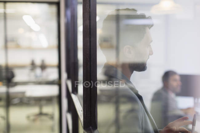 Бизнесмен слушает в конференц-зале — стоковое фото