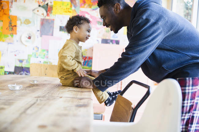 Вид сбоку на африканского отца-американца с маленьким сыном дома — стоковое фото