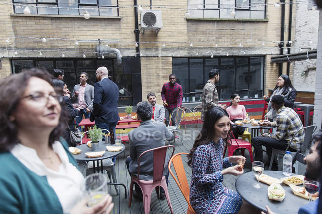 Geselligkeit, Essen und Trinken bei Party auf der Terrasse — Stockfoto
