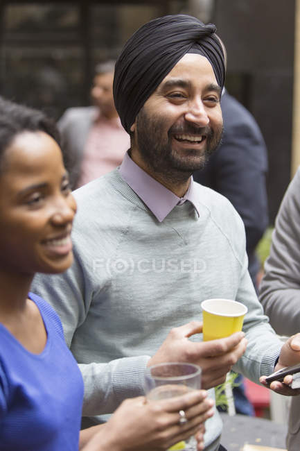 Усміхнений чоловік в турбані насолоджується вечіркою — стокове фото
