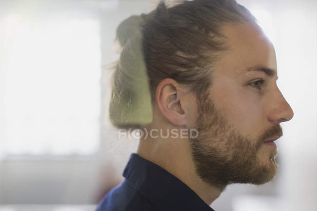 Perfil pensativo homem com barba — Fotografia de Stock