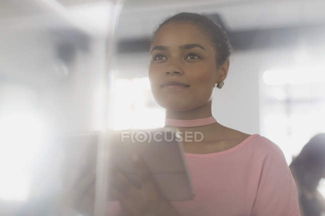 Ambitionierte Geschäftsfrau mit digitalem Tablet — Stockfoto