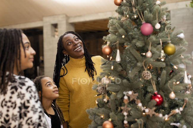 Madre e figlie che guardano l'albero di Natale — Foto stock