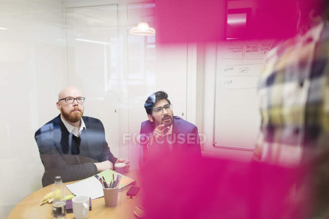 Des hommes d'affaires créatifs à l'écoute en salle de conférence — Photo de stock