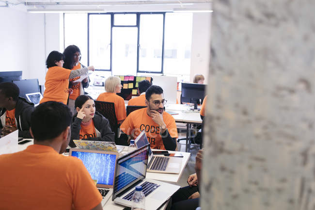 Hackers codage pour la charité au hackathon — Photo de stock