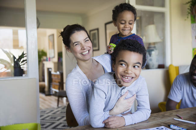 Retrato mãe feliz e filhos na mesa de jantar — Fotografia de Stock