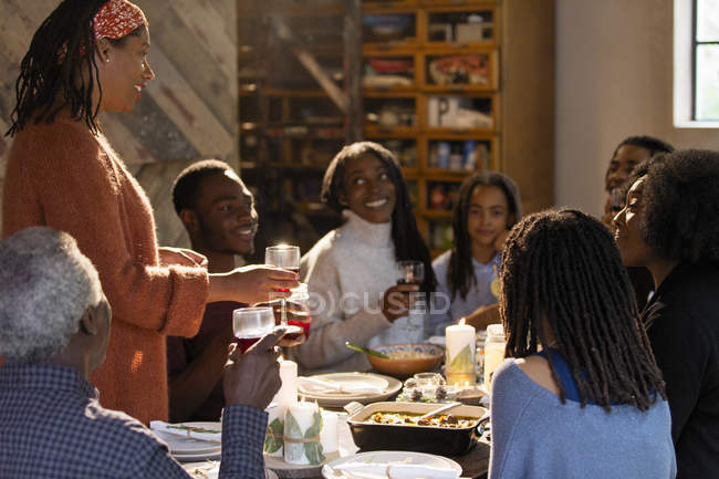 Mulher brindar família multi-geração na mesa de jantar de Natal — Fotografia de Stock