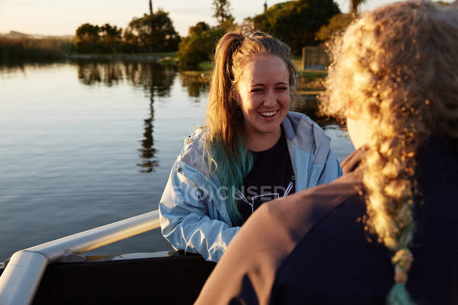 Sorrindo remadores do sexo feminino ao lado do lago ensolarado — Fotografia de Stock