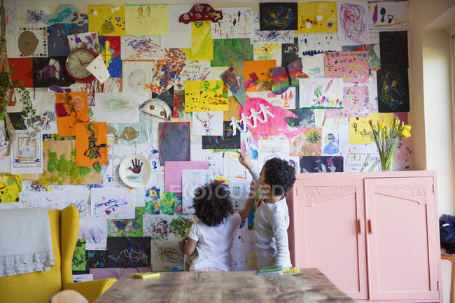 Bambino fratello e sorella appeso arte sul muro — Foto stock