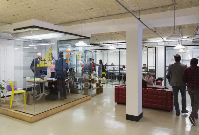 Des gens d'affaires créatifs dans un bureau moderne — Photo de stock