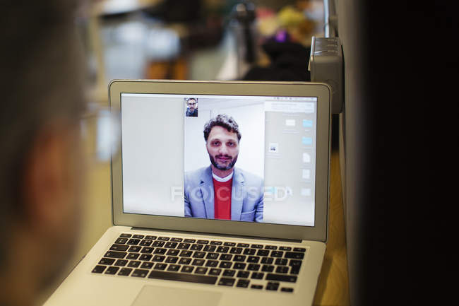 Empresários videoconferência no laptop — Fotografia de Stock