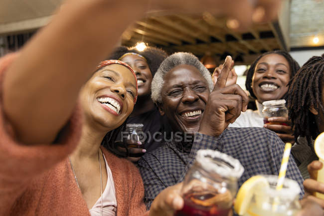 Счастливая семья из нескольких поколений позирует для селфи — стоковое фото