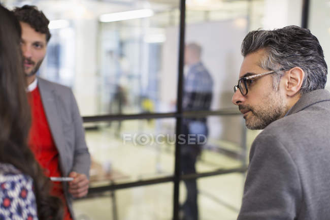 Внимательный бизнесмен слушает в офисе — стоковое фото