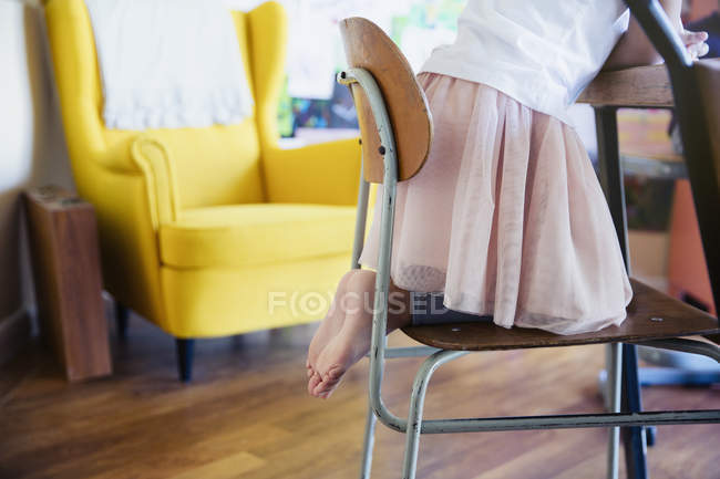 Recortado imagen de poco africano americano chica piernas - foto de stock