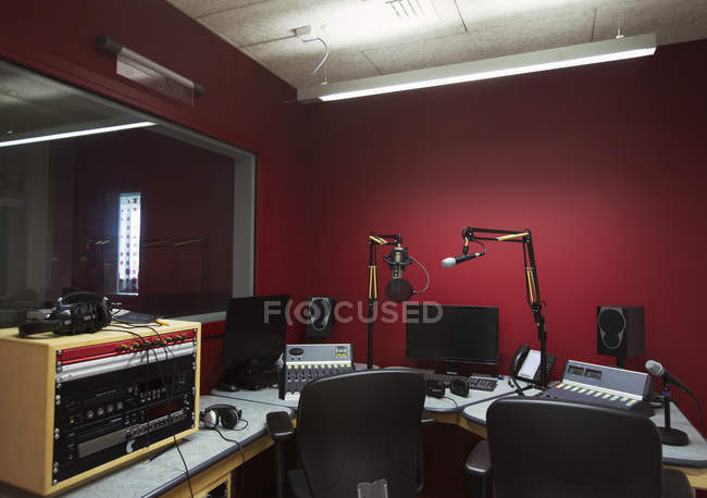 Equipamento de gravação de música em cabine de som — Fotografia de Stock