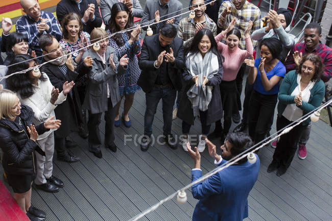 Geschäftsleute klatschen für Geschäftsmann, feiern auf der Terrasse — Stockfoto