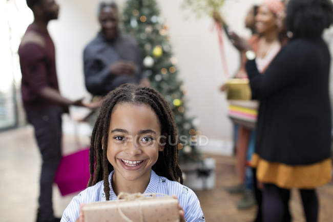 Портрет усміхненої дівчини з різдвяним подарунком — стокове фото