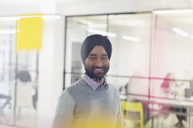 Portrait homme d'affaires souriant et confiant en turban — Photo de stock