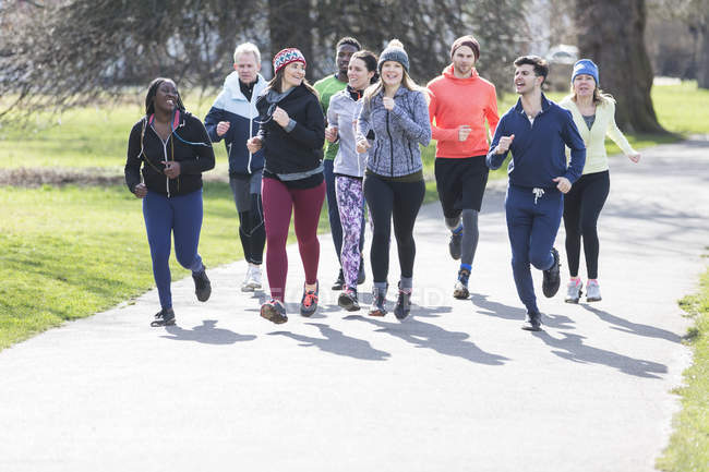 Läuferfreunde laufen im sonnigen Park — Stockfoto