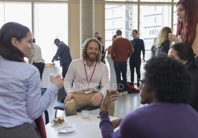 Uomini d'affari che parlano e bevono caffè alla conferenza — Foto stock