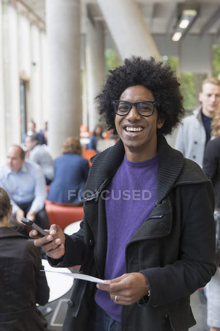 Портрет посміхаючись, захоплених бізнесмен зі смарт-телефон — стокове фото
