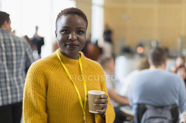 Retrato mujer de negocios segura de beber café en la conferencia - foto de stock