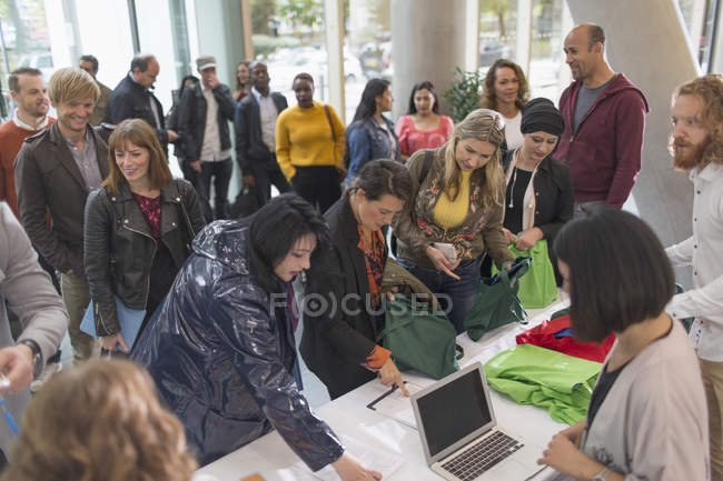 Empresários chegando, check-in na mesa de inscrição da conferência — Fotografia de Stock