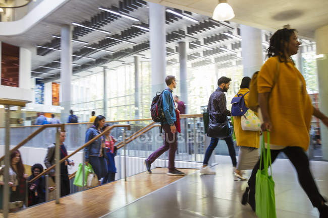 Geschäftsleute steigen bei Konferenz Treppen hinauf — Stockfoto