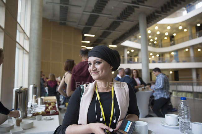 Улыбающаяся, уверенная в себе деловая женщина в платке на конференции — стоковое фото