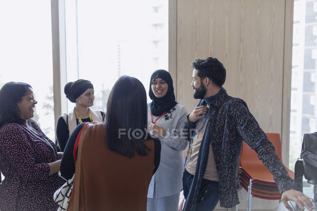 Gente de negocios hablando en una conferencia en una oficina moderna - foto de stock
