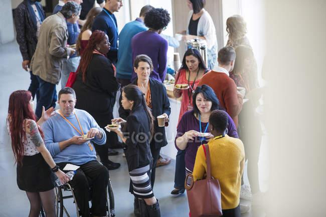 Business people networking, parlare in conferenza — Foto stock