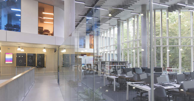 Biblioteca moderna e laboratório de informática interior — Fotografia de Stock