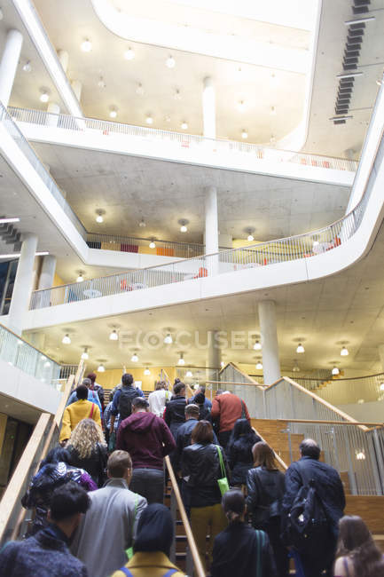 Empresários ascendendo escadas de escritório modernos — Fotografia de Stock