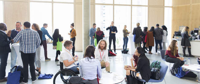 Rede de pessoas de negócios, conversando em conferência — Fotografia de Stock
