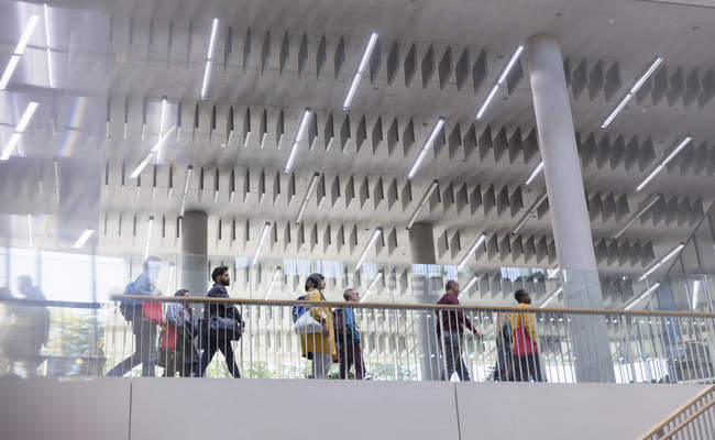 Ділові люди ходять на сучасному офісному балконі — стокове фото