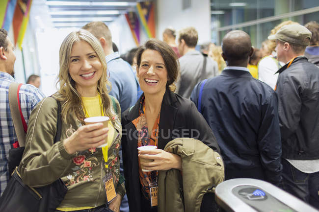 Улыбающиеся портреты, уверенные женщины, пьющие кофе на конференции — стоковое фото