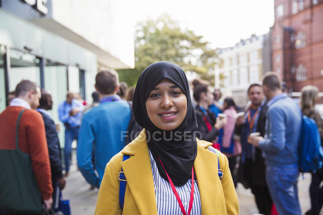 Retrato sonriente, empresaria segura en hijab en la calle - foto de stock