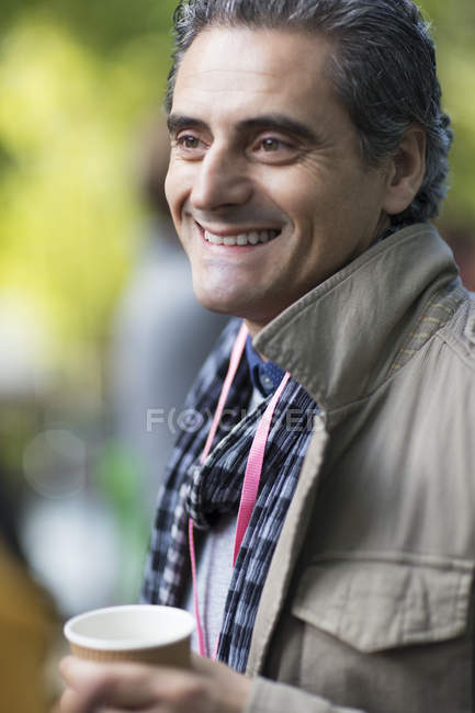Uomo d'affari sorridente bere caffè, ritratto — Foto stock
